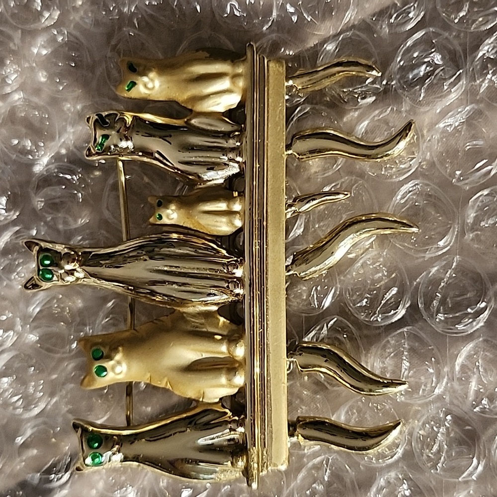 1980 Gold tone cat family brooch